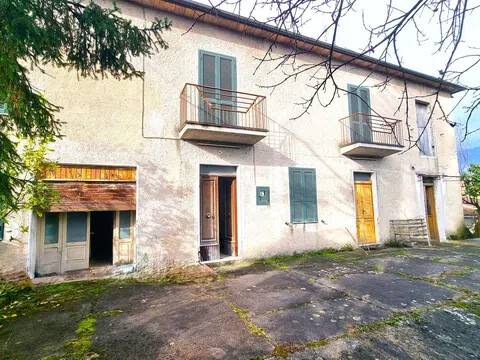 casa indipendente in vendita ad Isola del Liri in zona Carnello