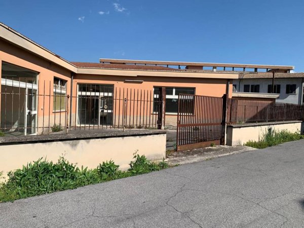 negozio in vendita ad Isola del Liri in zona Capitino