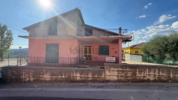 casa indipendente in vendita ad Isola del Liri in zona Capitino
