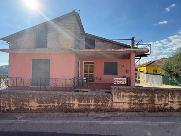 casa indipendente in vendita ad Isola del Liri in zona Capitino