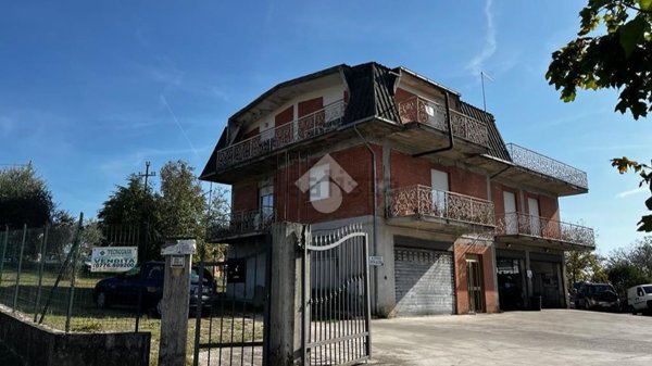 esavano in vendita a Monte San Giovanni Campano in zona Colli