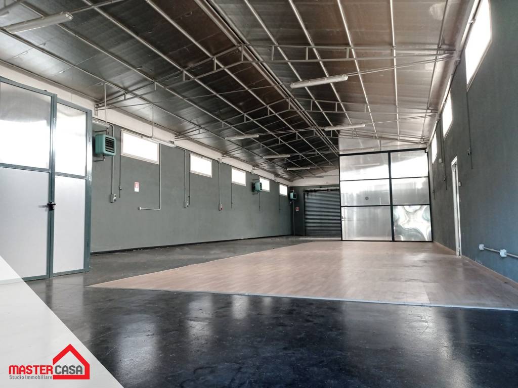 locale commerciale in vendita a Monte San Giovanni Campano in zona Chiaiamari