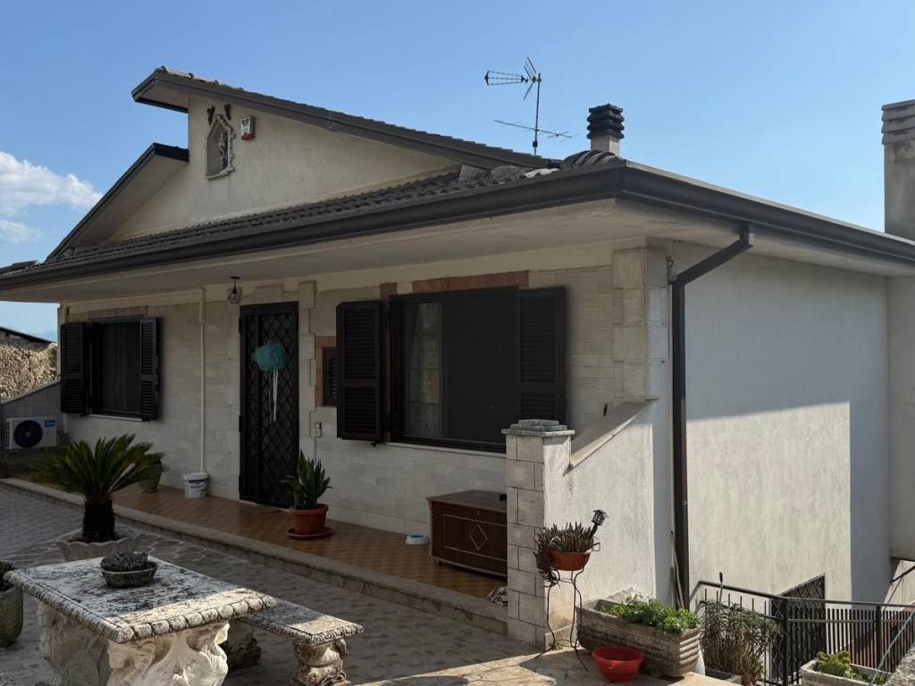 casa indipendente in vendita a Monte San Giovanni Campano in zona Colli
