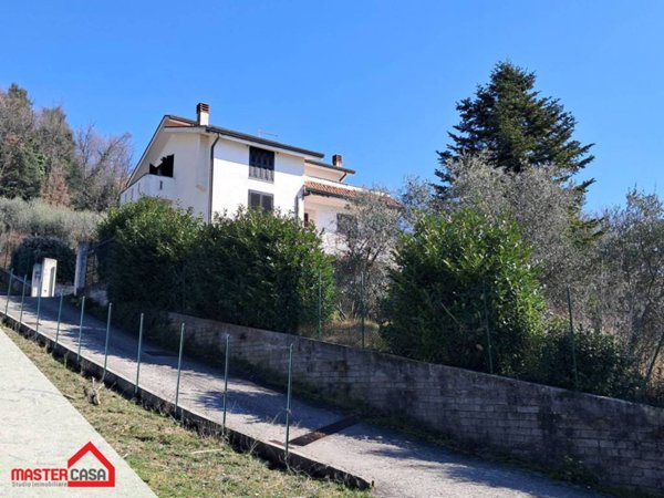 casa indipendente in vendita a Pescosolido