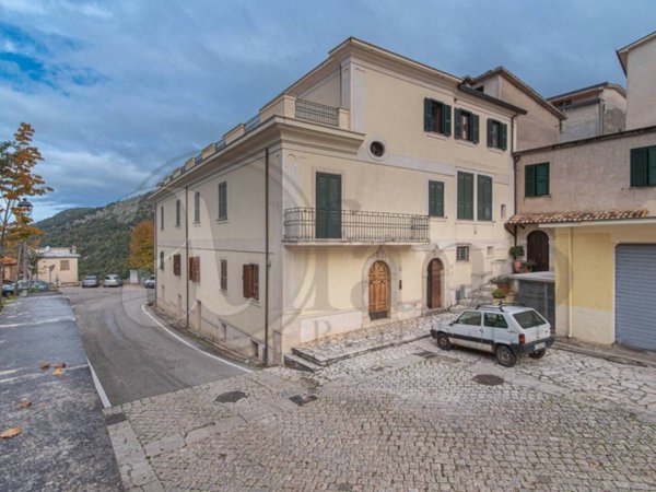 casa indipendente in vendita a Pescosolido