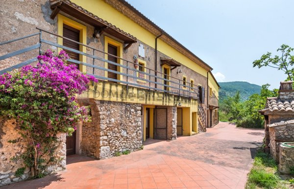 casa indipendente in vendita a Pescosolido