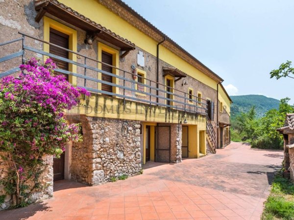 casa indipendente in vendita a Pescosolido