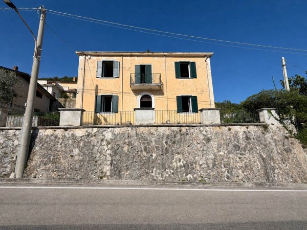 casa indipendente in vendita a Pescosolido