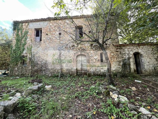 casa indipendente in vendita a Pico