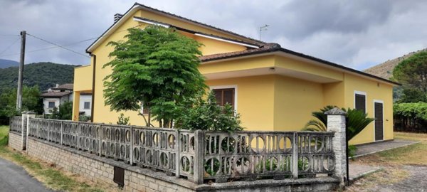 casa indipendente in vendita a Pico
