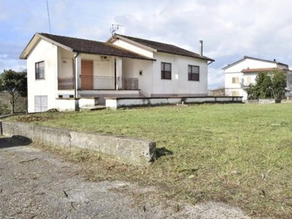 casa indipendente in vendita a Pignataro Interamna