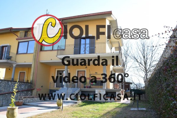 casa indipendente in vendita a Pignataro Interamna