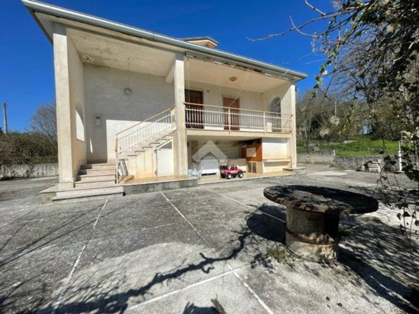 casa indipendente in vendita a Pignataro Interamna