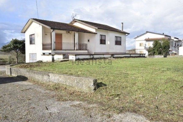 casa indipendente in vendita a Pignataro Interamna