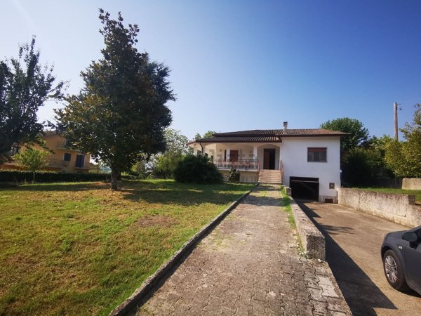 casa indipendente in vendita a Pignataro Interamna