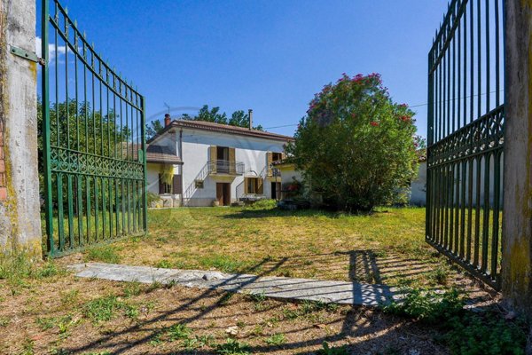 casa indipendente in vendita a Pignataro Interamna