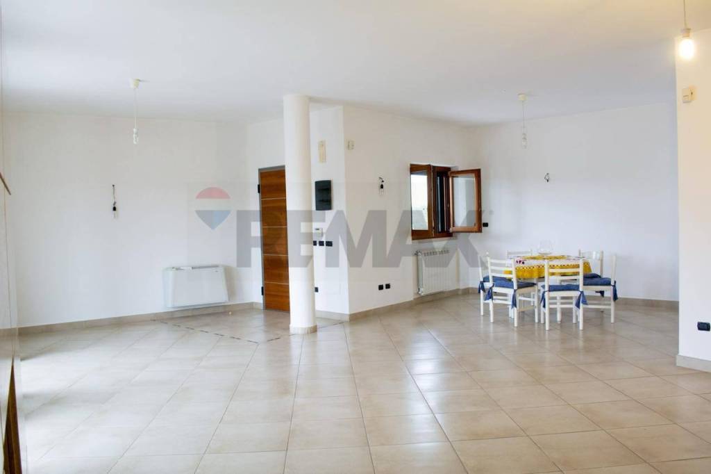 casa indipendente in vendita a Pignataro Interamna