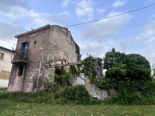 casa indipendente in vendita a Pignataro Interamna