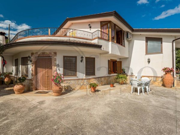 casa indipendente in vendita a Pontecorvo in zona Sant'Oliva