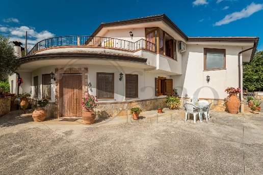 casa indipendente in vendita a Pontecorvo in zona Sant'Oliva