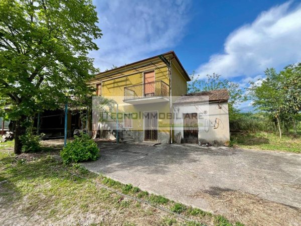 casa indipendente in vendita a Pontecorvo in zona Sant'Oliva