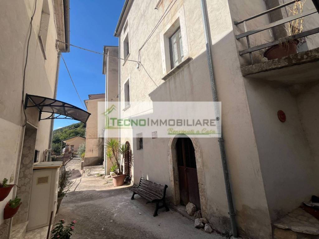 casa indipendente in vendita a Pontecorvo in zona Sant'Oliva