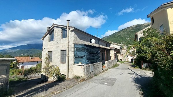 casa indipendente in vendita a Posta Fibreno in zona Casalvittoria