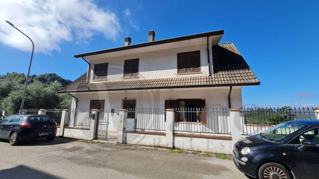 casa indipendente in vendita a Rocca d'Arce in zona Fraioli