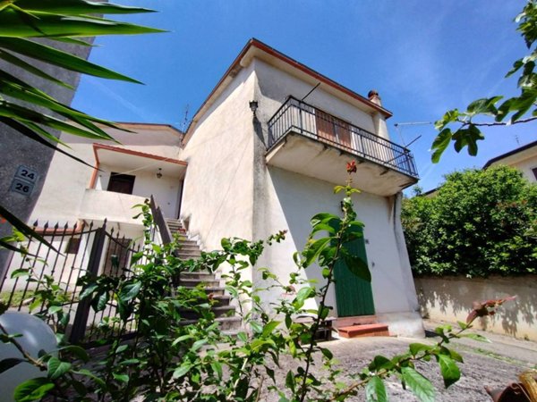 casa indipendente in vendita a Rocca d'Arce in zona Fraioli