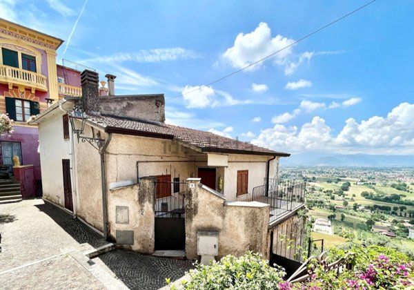 appartamento in vendita a Roccasecca in zona Castello