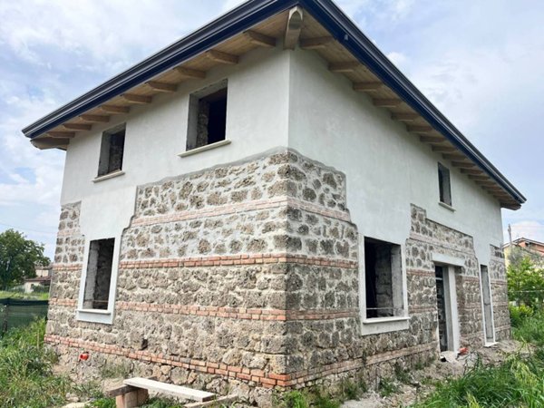 casa indipendente in vendita a Roccasecca in zona Stazione