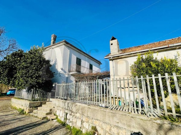 casa indipendente in vendita a Roccasecca in zona Stazione