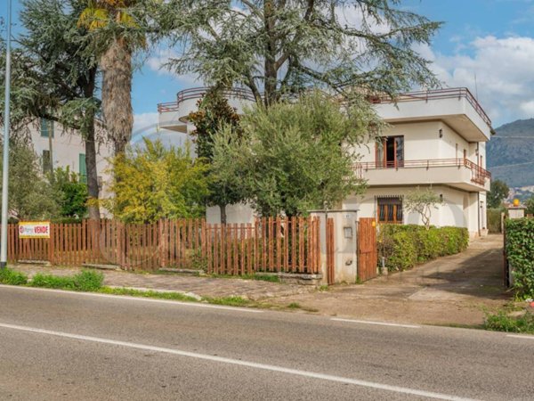 casa indipendente in vendita a Roccasecca in zona Stazione