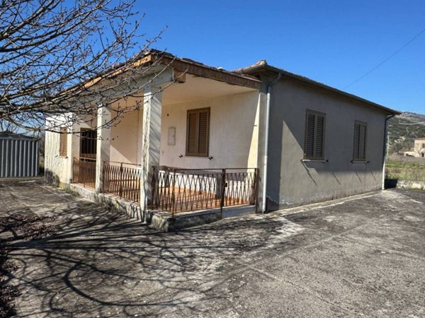 casa indipendente in vendita a Roccasecca in zona Stazione
