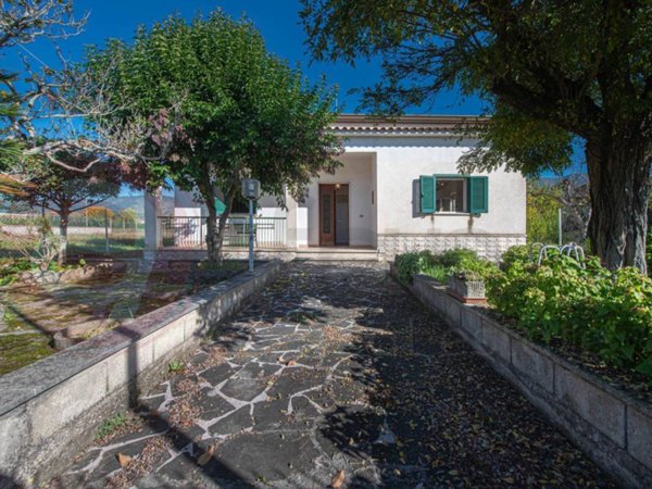 casa indipendente in vendita a Roccasecca in zona Stazione