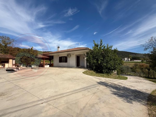 casa indipendente in vendita a Roccasecca in zona Stazione