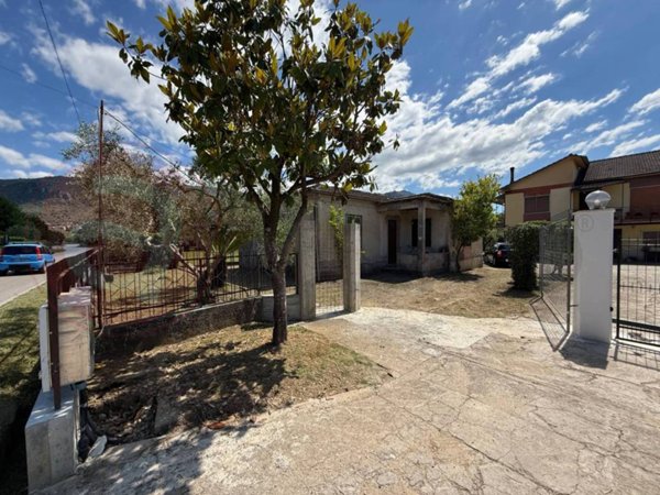 casa indipendente in vendita a Roccasecca in zona Stazione