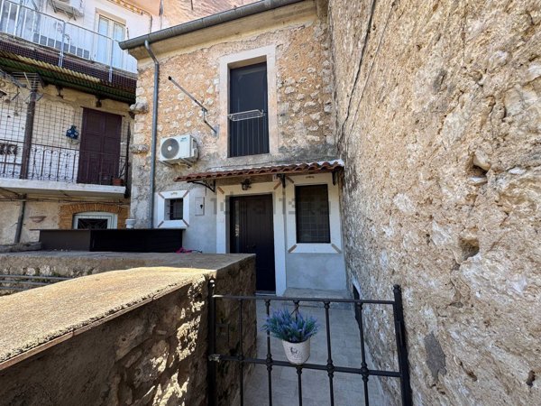 casa semindipendente in vendita a Roccasecca in zona Castello
