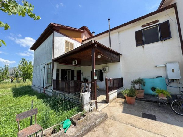 casa indipendente in vendita a Roccasecca in zona Stazione