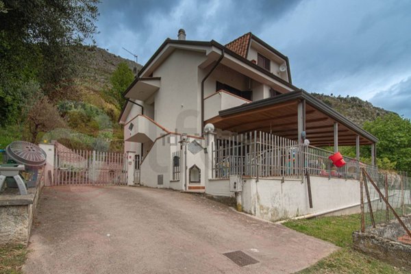 casa indipendente in vendita a Roccasecca in zona Stazione