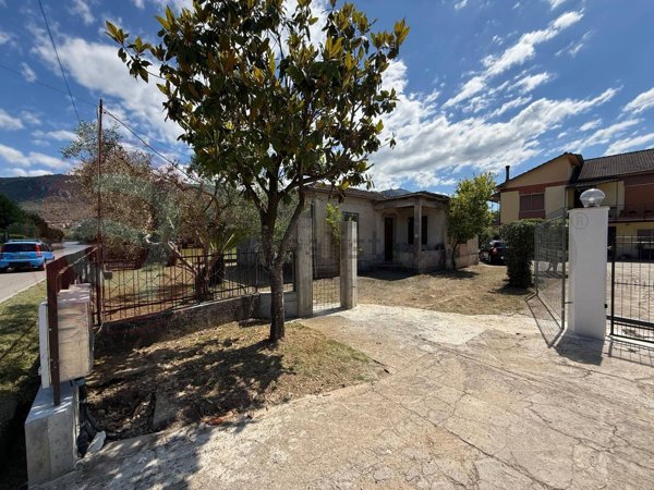 casa indipendente in vendita a Roccasecca in zona Stazione