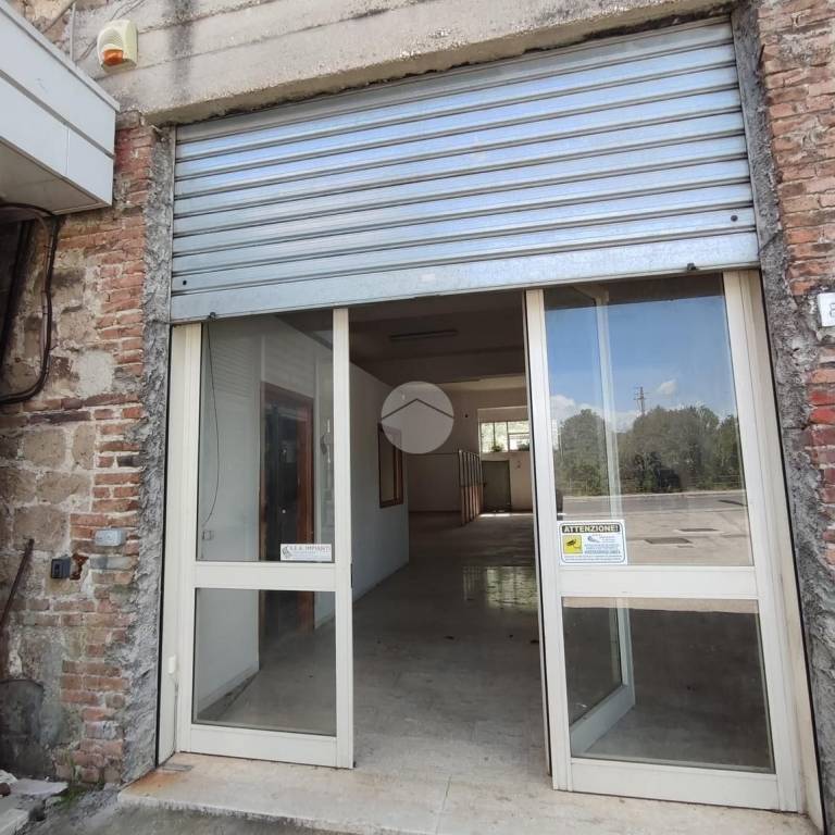 locale commerciale in vendita a San Giorgio a Liri