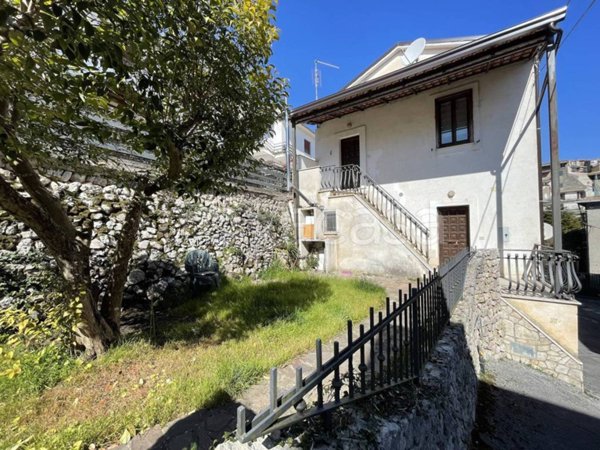 casa indipendente in vendita a San Giovanni Incarico