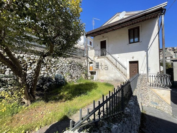 casa indipendente in vendita a San Giovanni Incarico