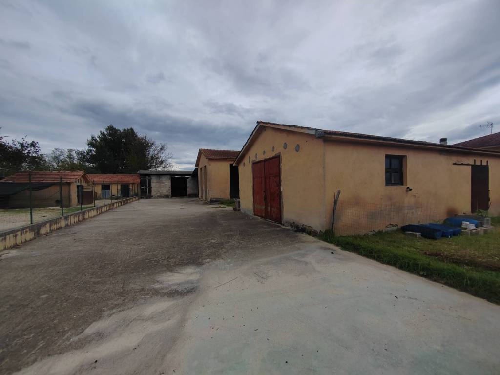 locale commerciale in vendita a San Giovanni Incarico