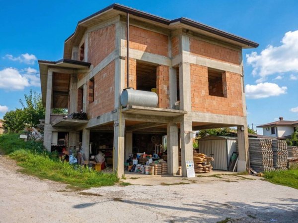 casa indipendente in vendita a San Giovanni Incarico