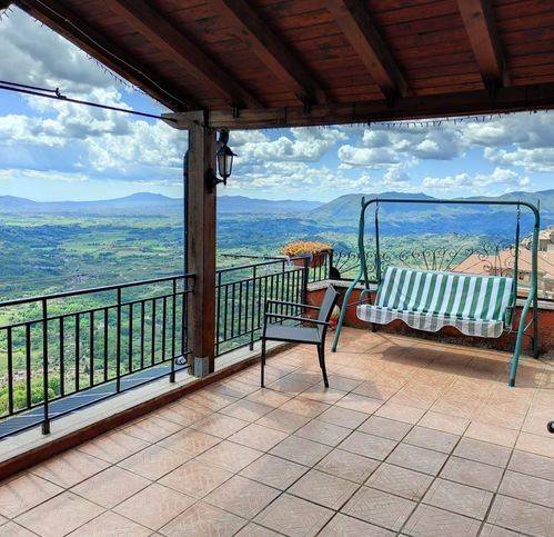 casa indipendente in vendita a Serrone