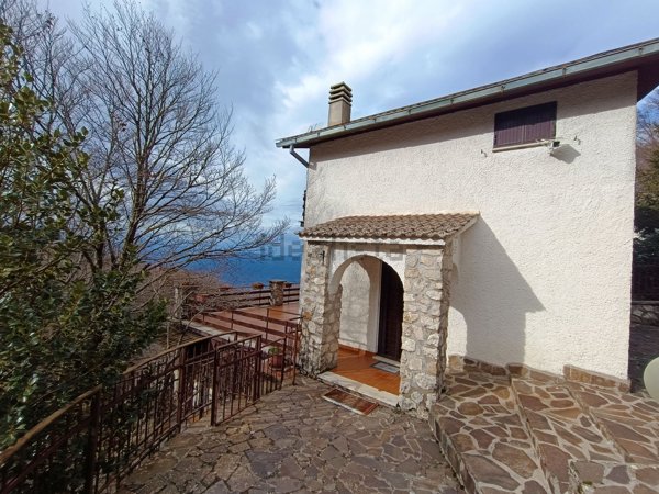 casa indipendente in vendita a Serrone