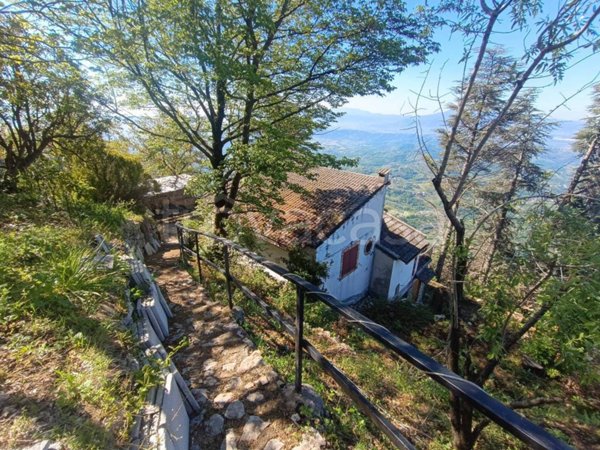 casa indipendente in vendita a Serrone