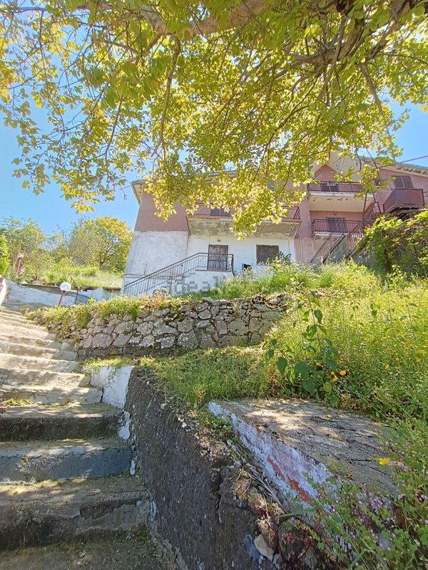 casa indipendente in vendita a Serrone